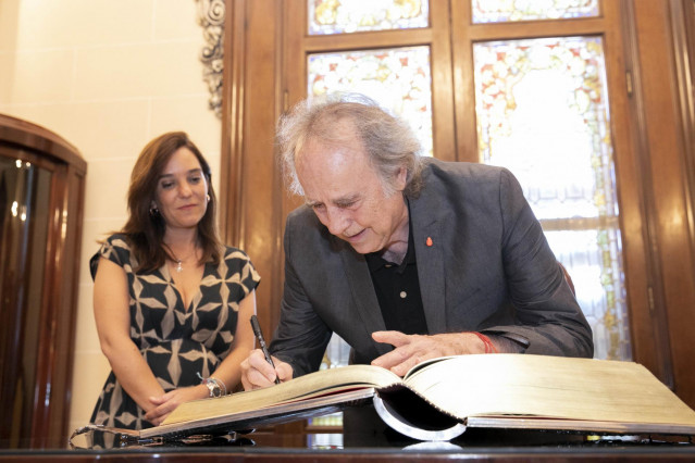 Joan Manuel Serrat firma en el Libro de Oro del Ayuntamiento de A Coruña