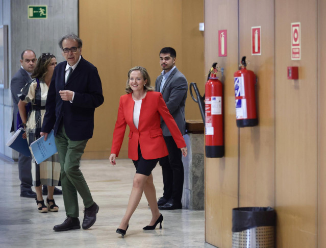 El ministro de Universidades, Joan Subirats y la vicepresidenta primera y ministra de Asuntos Económicos, Nadia Calviño, a su llegada al acto ‘España Digital 2026’, a 8 de julio de 2022, en Madrid (España). ‘España Digital 2026’ es una jornada centrada en