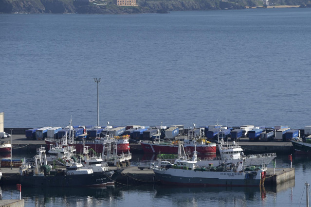 Archivo - Barcos pesqueros amarrados en el puerto, por la subida de precio del gasoil, a pesar de desconvocar el paro, 24 de marzo de 2022, en A Coruña, Galicia (España).  Tras un encuentro con el ministro de Agricultura el 23 de marzo, el sector pesquero