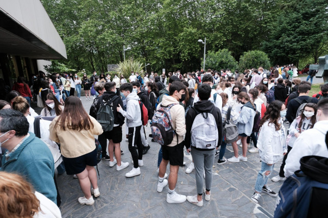 Archivo - Decenas de estudiantes, esperan para realizar las pruebas de selectividad, en la Facultad de Psicología de la Universidad de Santiago de Compostela, el día del comienzo de los exámenes de selectividad 2021, a 8 de junio de 2021, en Santiago de C