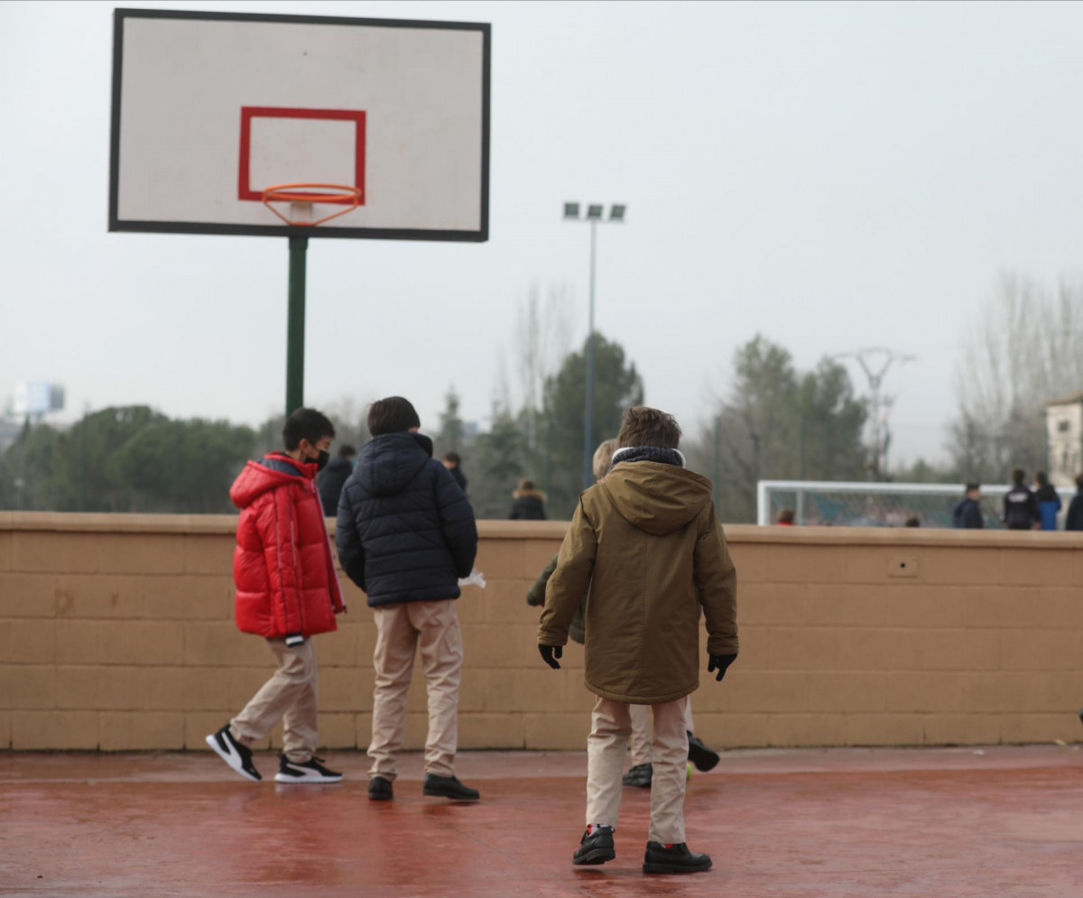 Archivo - Varios niños juegan en el recreo