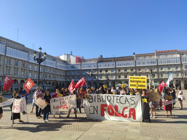 Concentración de los trabajadores de la red de bibliotecas municipales de A Coruña delante del Ayuntamiento