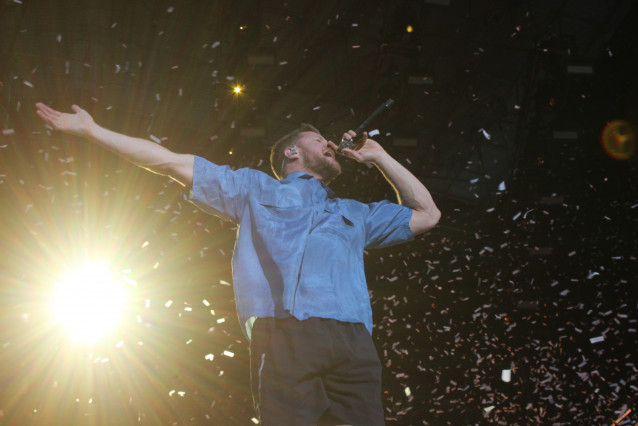 El cantante de la banda estadounidense Imagine Dragons durante el concierto ofrecido en el Monte do Gozo de Santiago de Compostela el 12 de julio de 2022