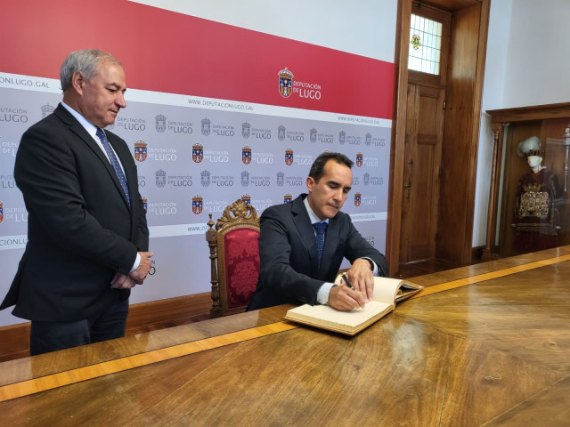 El cónsul de Panamá en Galicia, Aarón Medina, firma en el libro de la Diputación de Lugo junto al presidente de la institución, José Tomé