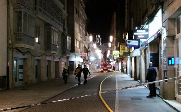 Un incendio arrasa un edificio en el centro de Pontevedra