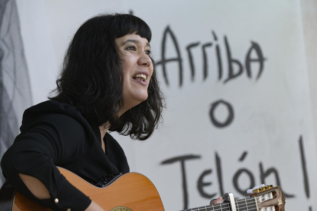 Archivo - La cantautora Silvia Penide, durante un concierto