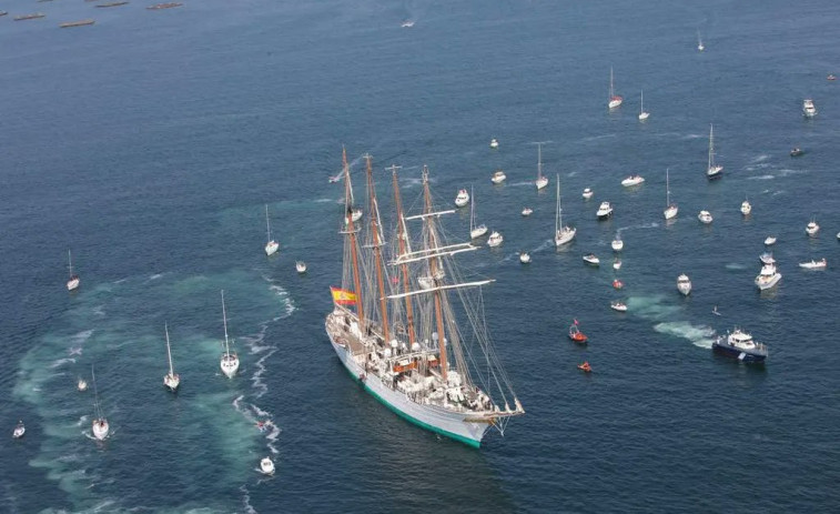 (GALERÍA) La llegada del Juan Sebastián Elcano a Baiona deja unas postales históricas en el homenaje a la Armada