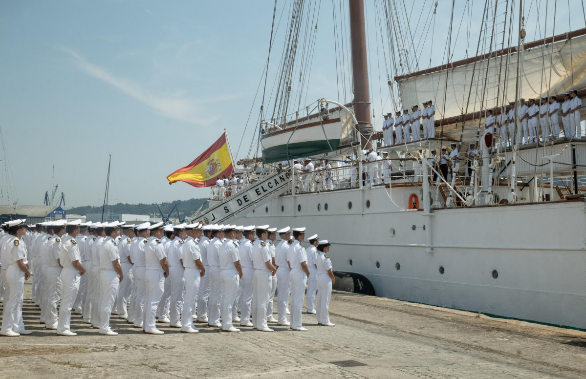 Militares marineros esperan la llegada del buque Juan Sebastián Elcano a la Escuela Naval Militar de Marín, a 12 de julio de 2022, en Marín, Pontevedra, Galicia (España). El buque escuela Juan Seb