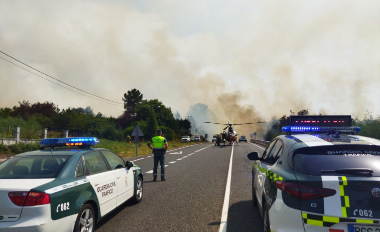 Cuatro incendios sin control en Ourense fuerzan el corte una nacional de una nacional en Vilamarín y quemando más de 100 hectáreas en Melón y Ribadavia