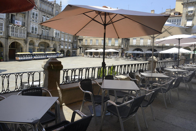 Terrazas vacías en la Plaza Mayor, a 12 de julio de 2022, en Ourense, Galicia (España).