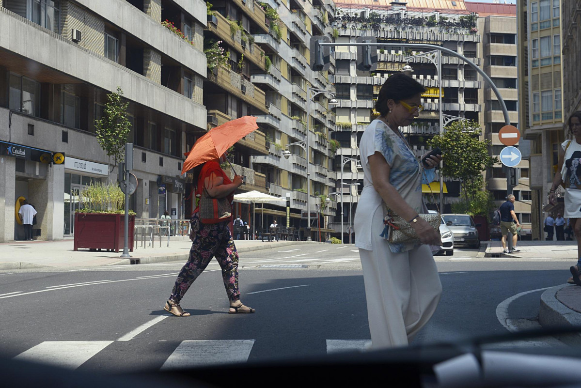 Dos personas caminan por una vía en plena ola de calor, a 12 de julio de 2022, en Orense, Galicia (España). Los termómetros de la práctica totalidad del territorio gallego alcanzarán valores “e