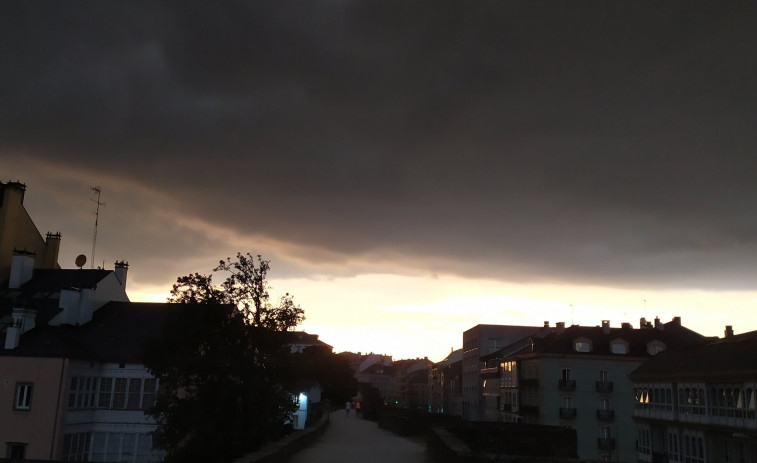 Lluvia torrencial en varias comarcas de toda Galicia por tormentas con cientos de rayos (vídeos)