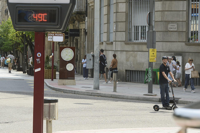 Un termómetro marca 49 grados centígrados en la calle Concejo, durante la segunda ola de calor de verano en España, a 14 de julio de 2022, en xxx, Ourense, Galicia (España). La Dirección Xeral de Emerxencias e Interior de la Xunta ha activado para hoy la
