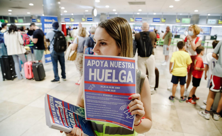 La huelga de tripulantes de Ryanair y easyJet provoca docenas de cancelaciones y atrasos, al menos una en Santiago