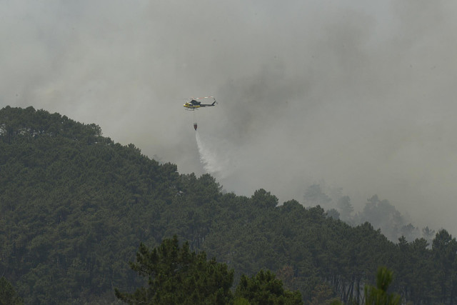 Humo durante un incendio, a 13 de julio de 2022, en Melón, Ourense, Galicia (España). El incendio forestal se registró a las 22.30 horas de la noche del lunes en el municipio ourensano de Melón, en la parroquia de Quins, y continúa activo. Según Medio Rur