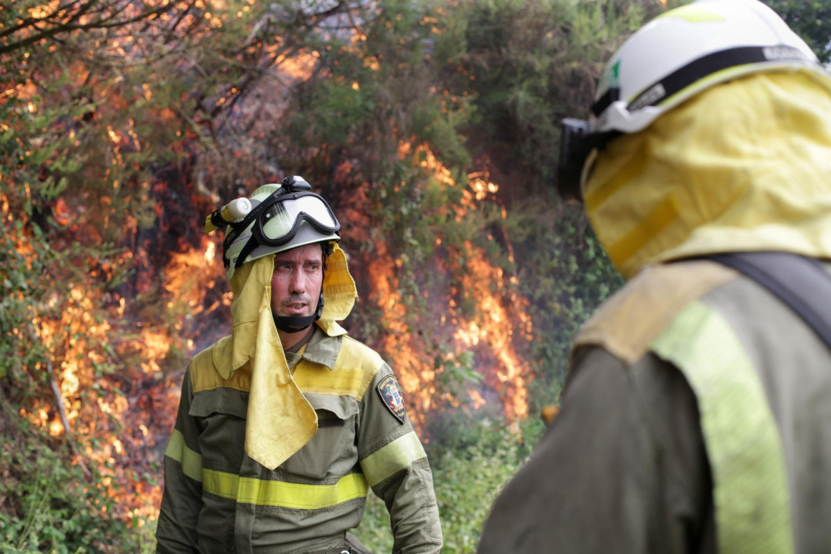 Agentes de las Brigadas de Refuerzo en Incendios Forestales (BRIF) realiza labores de extinción en las inmediaciones de un incendio, a 15 de julio de 2022, en Samos, Lugo, Galicia (España). La Conse