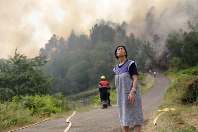 Vecinos de la aldea de Froxán colaboran en las labores de extinción de un incendio.