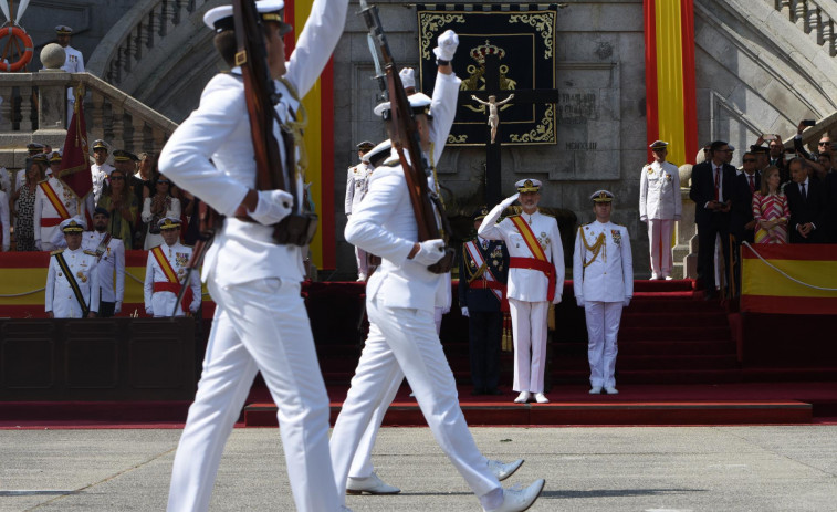 Un centenar de nuevos oficiales de la Armada reciben sus despachos de la mano de Felipe VI en Marín
