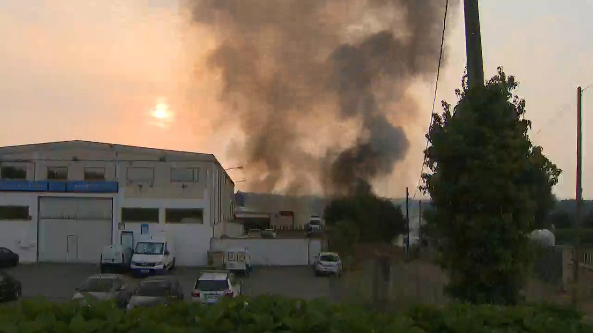 Incendio en el polígono de bergondo una imagen de la Televisión de Galicia