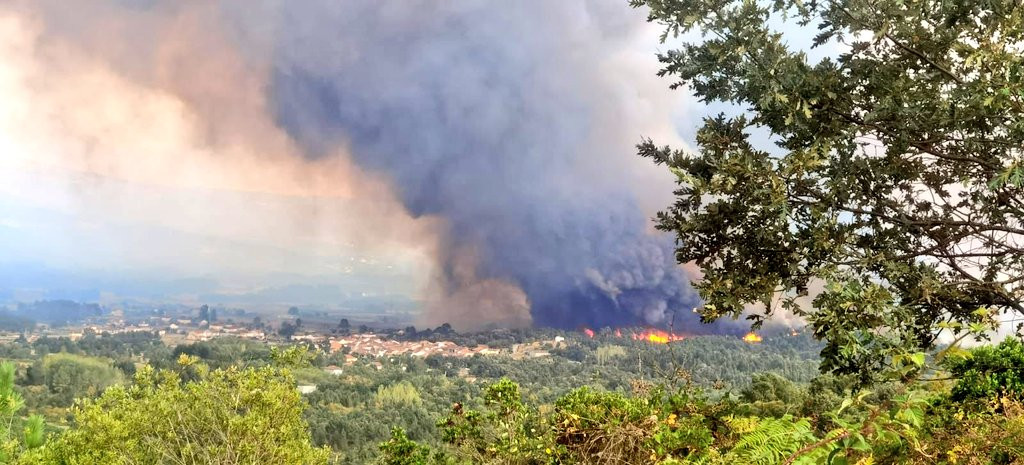 Llamas cerca de San Cibrao en Ou00edmbra en una foto de @BomberoForestal