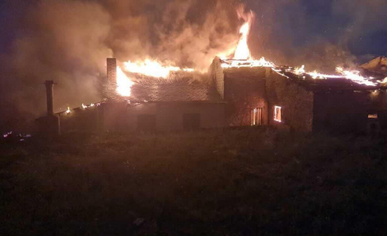 Vídeos: La ola de incendios forestales de Galicia quema casas en varios municipios de Valdeorras (Ourense)