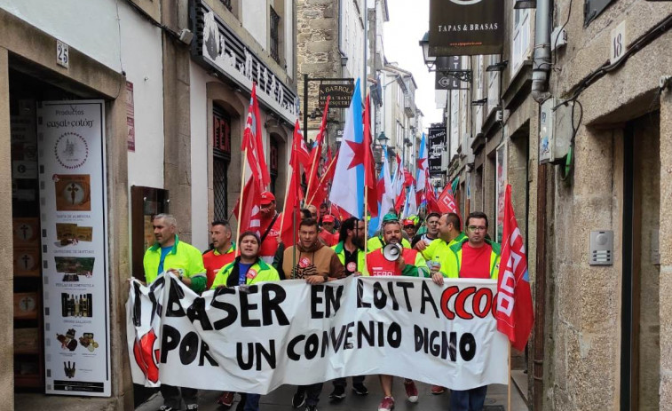 Alivio en Santiago al desconvocarse la huelga de Urbaser que pudo dejar sin recogida de basura la urbe en las Festas do Apóstolo