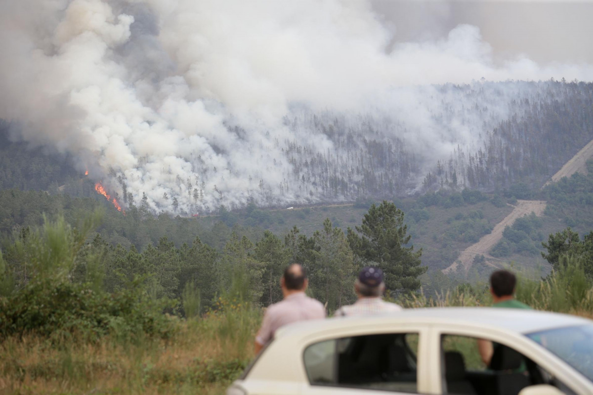 Labores de extinción del fuego en la Sierra de Caurel, a 17 de julio de 2022, en A Pobra do Brollón, Lugo, Galicia, (España). Los incendios forestales de Folgoso do Courel son varios; dos en la par