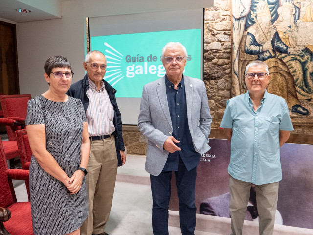 El presidente de la RAG, Víctor F. Freixanes; el coordinador del Seminario de Onomástica, Antón Santamarina; y la coordinadora de la guía, Ana Boullón, en el acto de presentación de la 'Guía de nomes galegos'