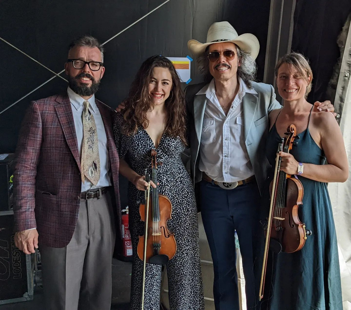 Los hermanos cubero con las dos violinistas invitadas a su concierto en Vilagarcu00eda en una foto de su Facebook