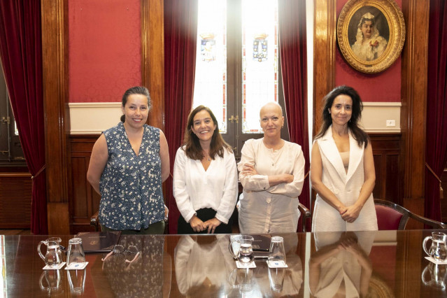 La alcaldesa de A Coruña, Inés Rey; la concejala de Igualdad, Benestar Social e Partipación, Yoya Neira; y la presidenta de la Constructora Benéfica Sagrada Familia, María Jesús García