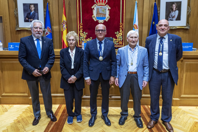 Manuel Baltar (Presidente Da Deputación Ourense) Con  Isaac Alonso Estraviz (Lexicógrafo) Que No Día De Hoxe Recibe A Medalla De Ouro Da Provincia De Ourense, Acompañados De Miguel Santalices (Presidente Do Parlamento De Galicia) E De Maria Do Carmo Henr