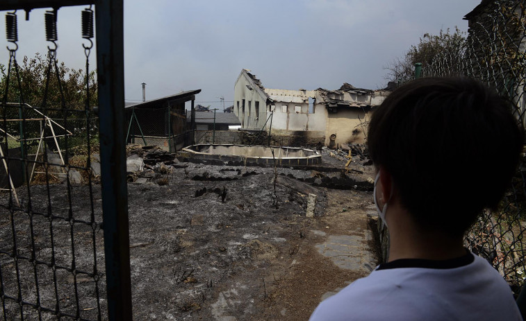 La ola de incendios en Galicia deja imágenes de aldeas destruidas como si fuese una guerra (vídeos)