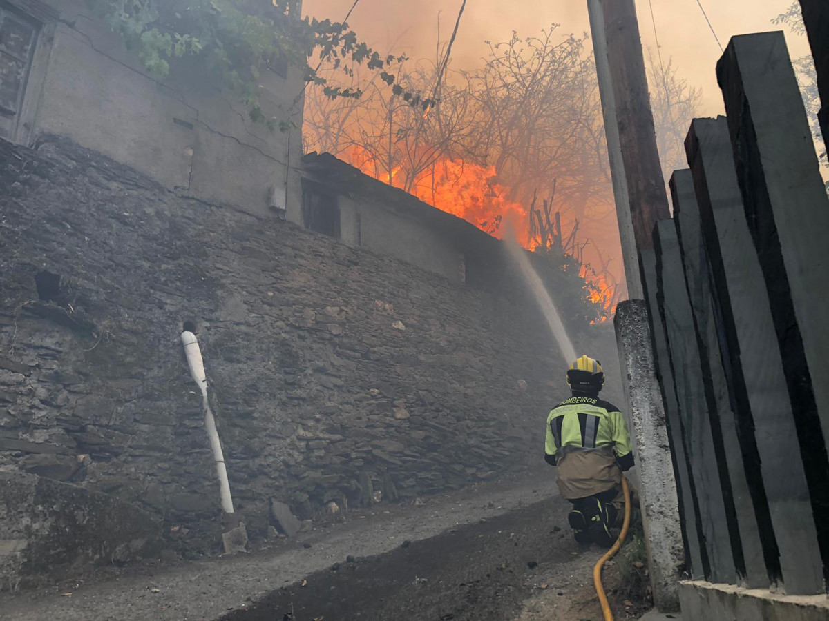 Incendio en O Barco en una foto de ADC Bomberos Boiro