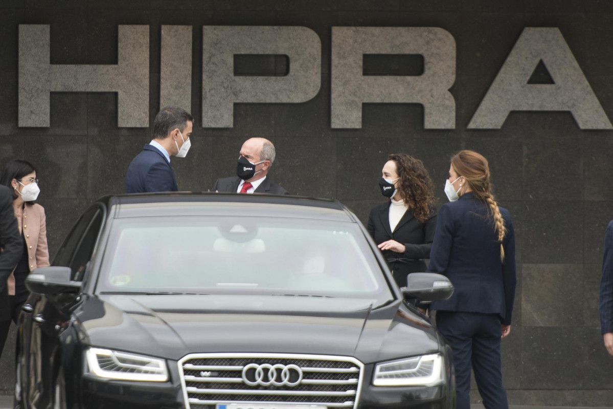 Archivo - Arxivo - El president del Govern, Pedro Sánchez (2i), a la seva arribada a les instal·lacions de la farmacèutica Hipra, a 16 d'abril de 2021, a Amer, Girona, Catalunya (Espanya).