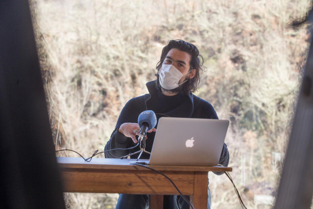 Archivo - El cineasta Óliver Laxe interviene en la presentación del proyecto audiovisual 'Gandería Heroica', en Navia de Suarna, Lugo, Galicia (España), a 15 de marzo de 2021.
