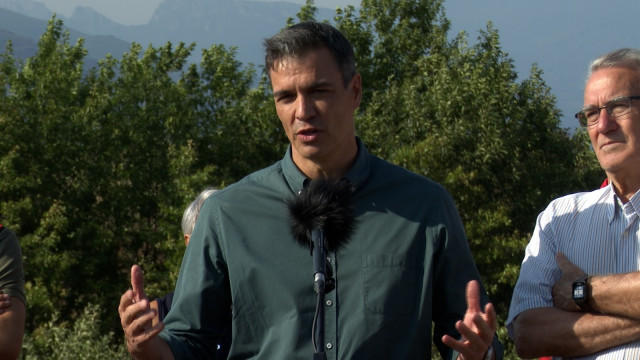 El presidente del Gobierno, Pedro Sánchez, interviene ante la prensa tras una visita a Alixo, en O Barco de Valdeorras (Ourense).