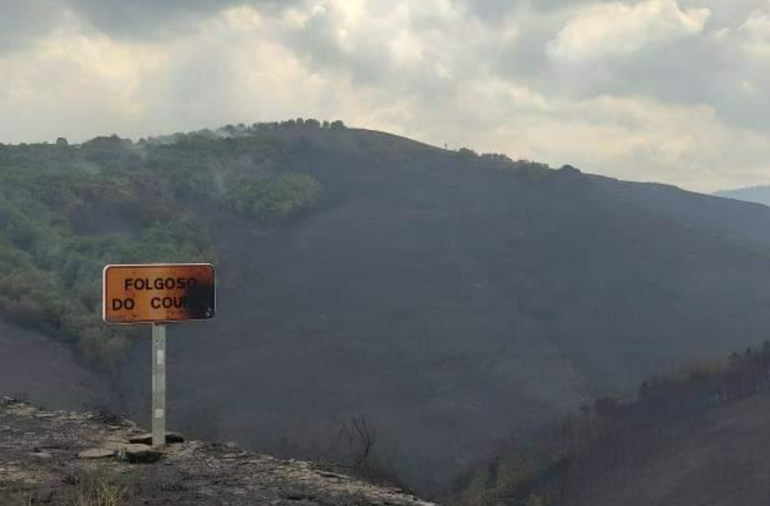 Folgoso do Courel arrasado por los incendios en una foto de Rebeca publicada por Orgullogz
