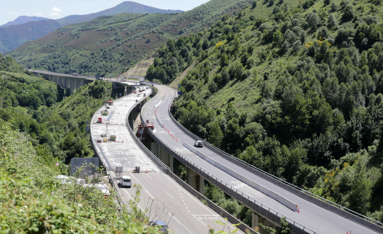 Algunos camiones no tendrán que pagar peaje en dos autopistas de Galicia tras el colapso de la autovía A-6