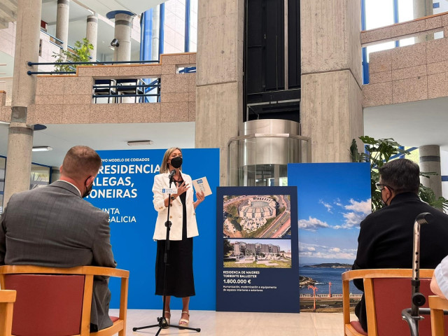La conselleira de Política Social y Xuventude, Fabiola García, en la residencia pública para personas mayores Torrente Ballester de A Coruña