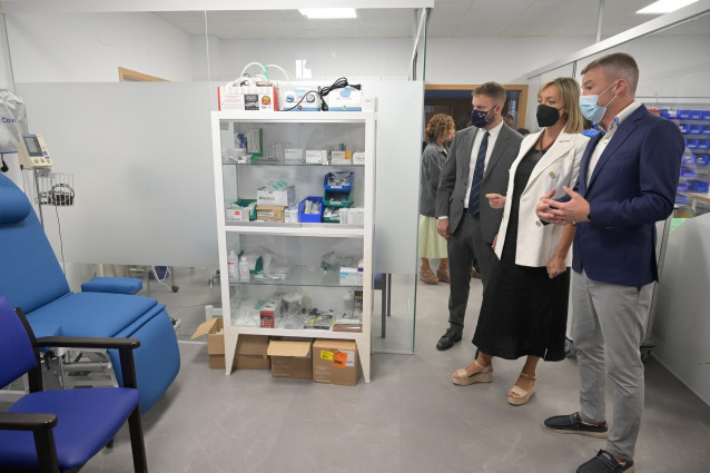 La conselleira de Política Social y Xuventude, Fabiola García, en la residencia pública para personas mayores Torrente Ballester, en A Coruña