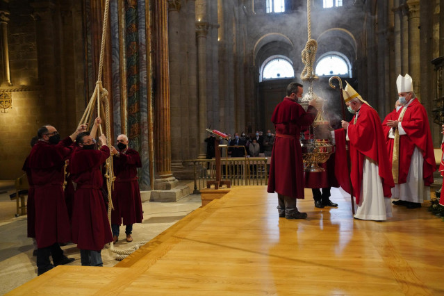 Archivo - El obispo de Santiago de Compostela, Julián Barrio Barrio, preside la Eucaristía con motivo de la Ofrenda al Apóstol del 2021.