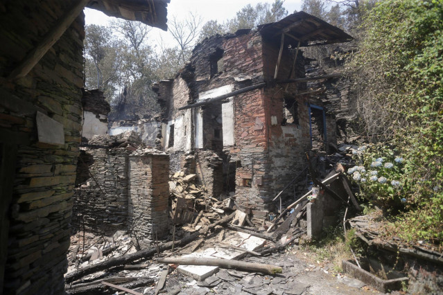 Una vivienda calcinada afectada por el fuego de Folgoso do Courel.