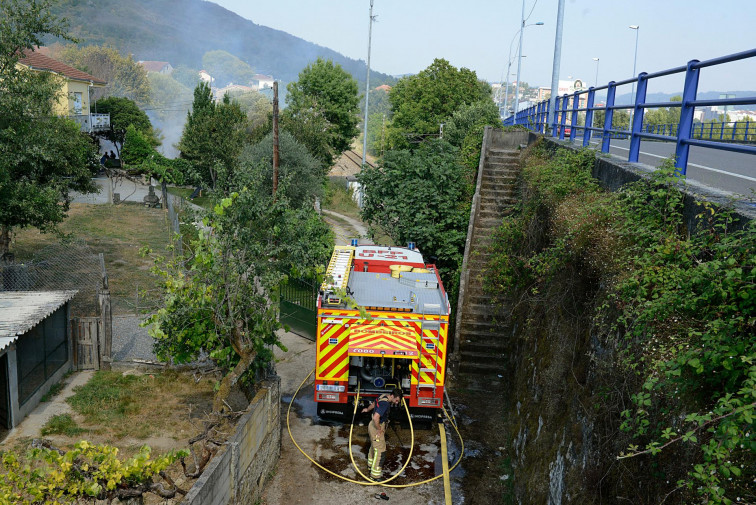 El fuego que rondó casas en O Pino y Tarascón, cerca de la ciudad de Ourense, probablemente fue intencionado.