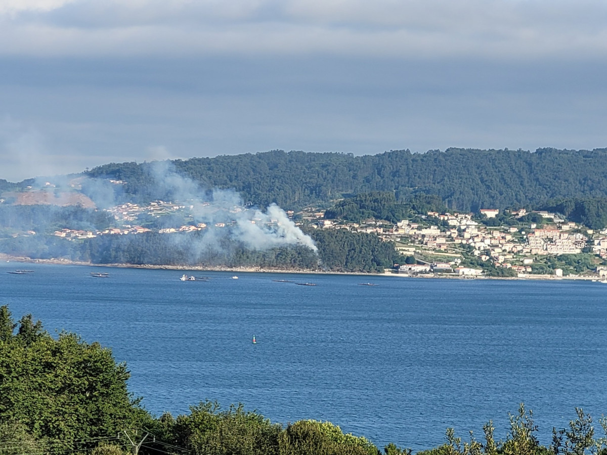 Incendio en A Pescadoira en Poio en una imagen publicada en Twitter por Javier Picu00f3n