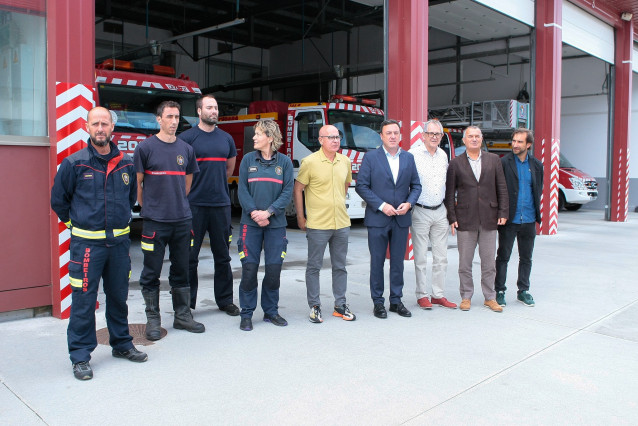 El presidente de la Diputación de A Coruña, Valentín González Formoso, visita las instalaciones de la sede central del Consorcio Contraincendios de la provincia.
