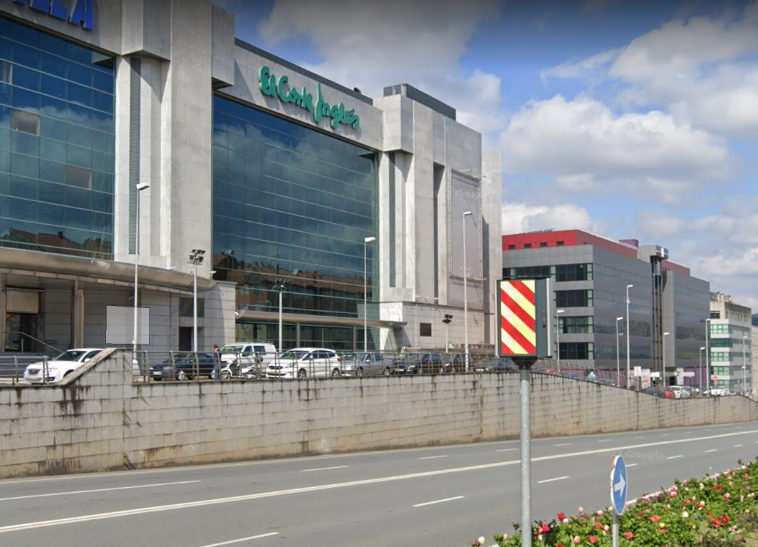 Radar, a la derecha de la imagen, en la entrada de Santiago en una imagen de Google Street View