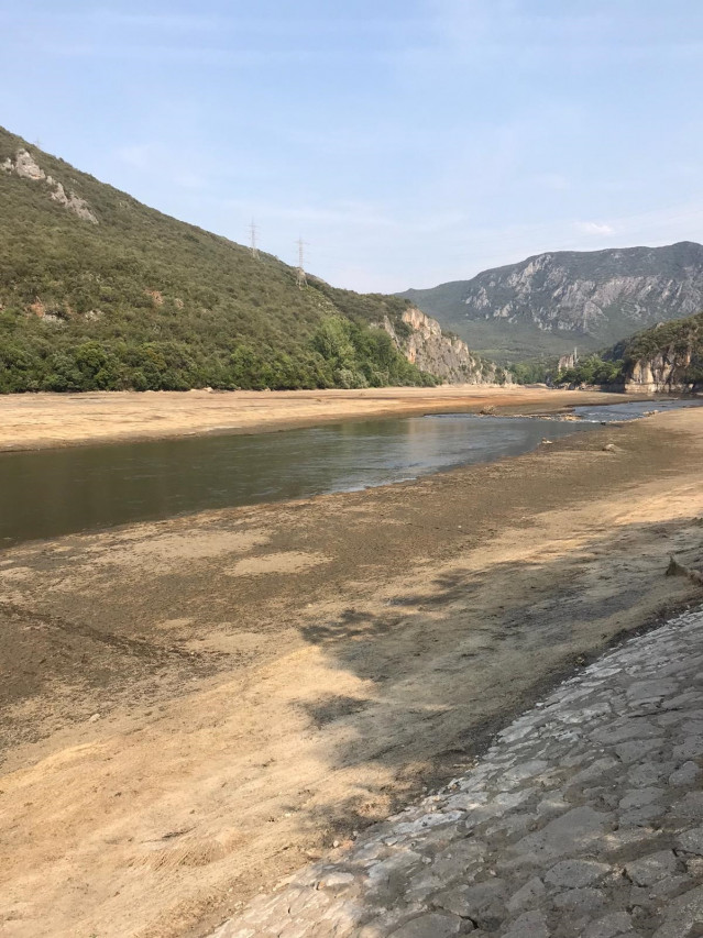 Pantano de Penarrubia, en Rubiá (Ourense), con un nivel muy bajo de agua.