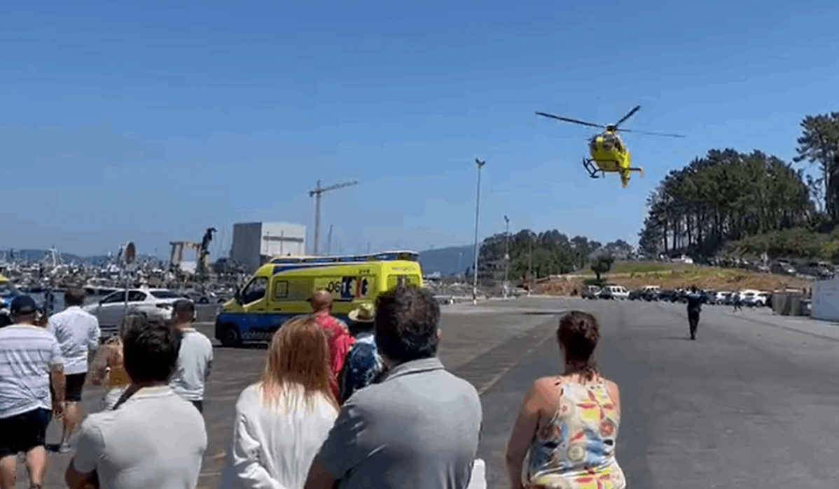 Helicu00f3ptero del 112 recogiendo a los heridos en el puerto de A Illa de Arousa en una imagen de Antena 3 Galicia