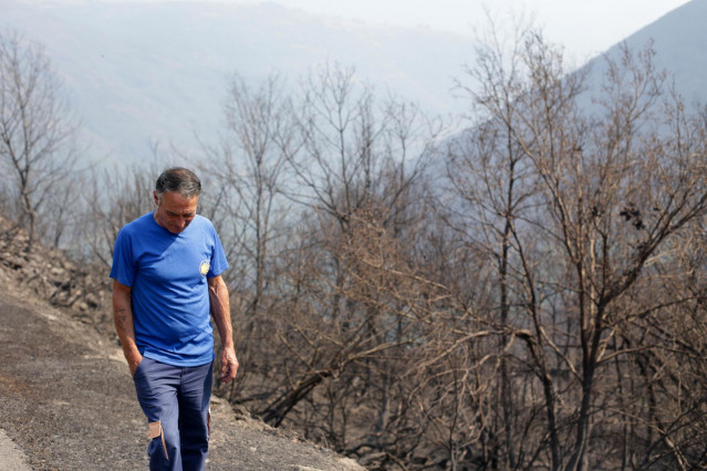 Un hombre camina por la zona afectada por el fuego de Folgoso do Courel, a 20 de julio de 2022, en Folgoso do Courel, Lugo