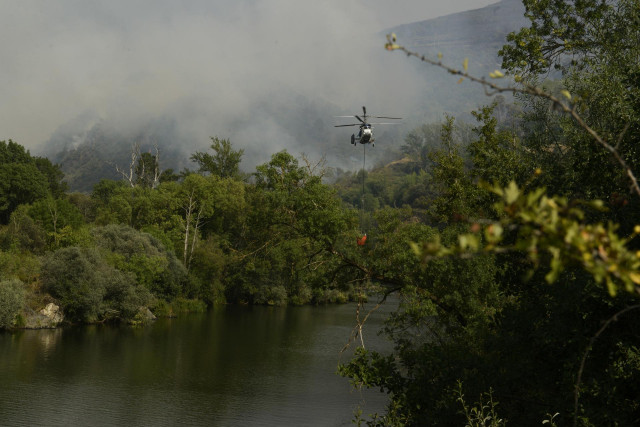 Un helicóptero trabaja en la extinción del incendio, a 18 de julio de 2022, en O Barco de Valdeorras, Ourense, Galicia.
